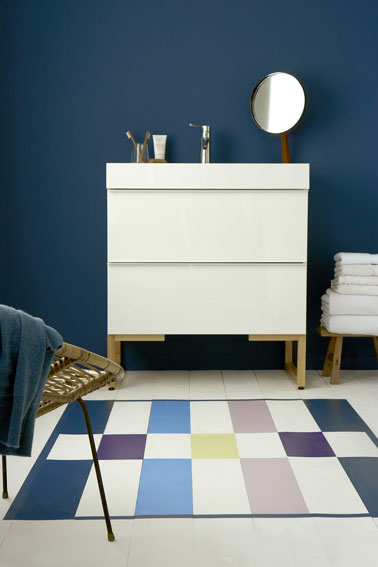 Carrelage sol salle de bain repeint avec la peinture sol Little Greene en réalisant un grand tapis peint carré bleu, jaune, parme direct sur sol. 