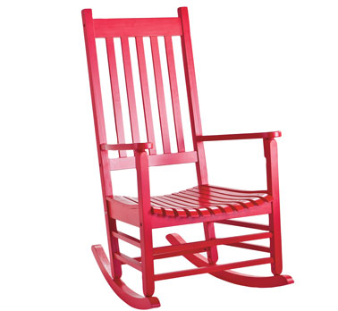 Booster la déco d’une chambre adulte avec un rocking chair en bois verni pour compléter la déco d'une chambre rouge