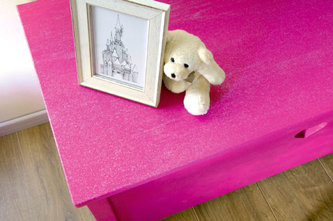 Peindre un meuble en bois avec peinture paillette. Table basse dans chambre petite fille peinte en rose flashy puis recouverte d'un effet paillettes sur le plateau