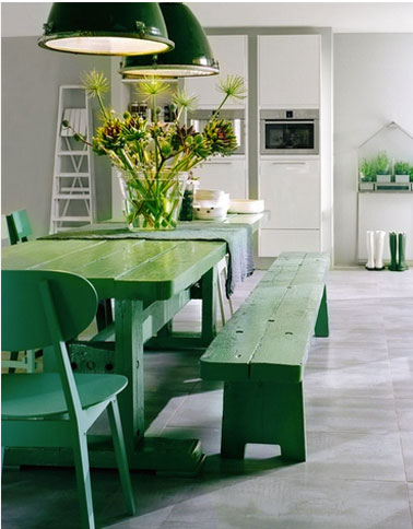 Pour égayer la déco de cette cuisine grise, table, bancs et chaises ont reçu un coup de peinture d’une belle couleur verte qui illumine la cuisine et met en valeur le chic du gris 