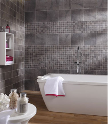 Carrelage mural salle de bain en grès cérame émaillé avec pose style panneau décoratif de plusieurs nuances de gris