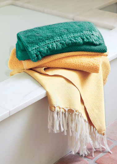 serviette de bain relooké avec teinture tissu couleur moutarde et vert, une bonne idée pour apporter une touche de couleur tendance dans la salle de bain
