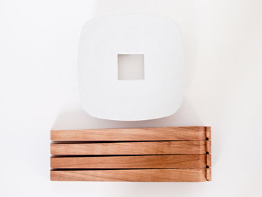 Le tabouret Ydin est livré à plat. Il suffit d'emboiter les 4 pieds dans l'assise en béton. 