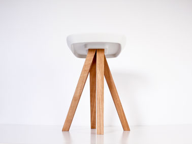 Tabouret en béton et bois crée par le studio inoow design