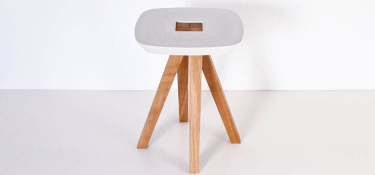 Tabouret des studios inoow design en béton fibré et bois frêne assemblage sans clou ni visse