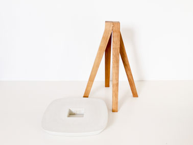 Tabouret Ydin pieds en frêne à assembler à l'assise en béton fibré