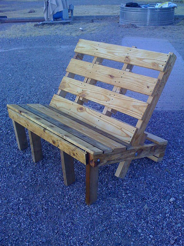 banc de jardin en palette bois Banc de jardin fait en palette de bois de récupération.