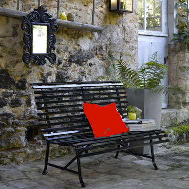 Banc de jardin sur terrasse en métal laqué noir dans jardin mas provençal