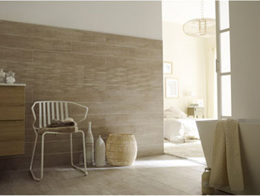 carrelage salle de bain imitation bois clair sur murs et sol pour ambiance spa