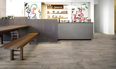 Carrelage imitation grandes lames de parquet gris dans salon.