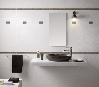 Carrelage salle de bain design blanc et noir. Faïence blanche listel noir, vasque noire sur plan de travail blanc 