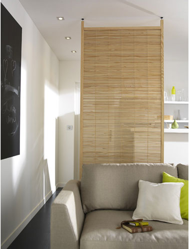 Pour séparer le coin cuisine du salon dans un petit appartement, une cloison amovible en bois ajourée système fixation à vérins.
