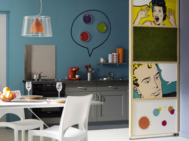 Pour séparer la cuisine ouverte sur le salon dans un petit appartement une cloison amovible avec 4 panneaux décorés de posters pop. Cett cloison amovible est vendue blanche sans poster chez Leroy Merlin