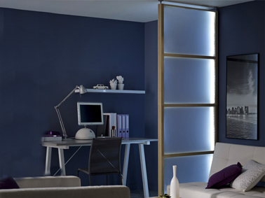 pour isoler un coin bureau dans le salon, une cloison de séparation structure bois et panneaux de verre fumé éclairée par LED. Réf : Cloison amovible Switch Spacéo Leroy Merlin