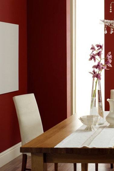 Peinture couleur rouge vif et ivoire dans la salle à manger couleur salle à manger dans une harmonie de rouge vif et d'ivoire.