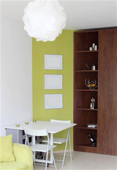 couleur salle à manger vert pomme, blanc en contraste avec armoire étagères chêne foncé