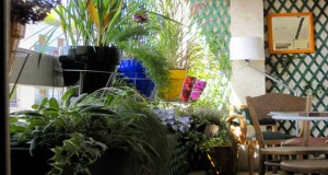 Lorsqu'il est petit, la déco du balcon n'est pas une affaire impossible. Avec un aménagement fait de gazon synthétique, de jardinières et de mobilier adapté le balcon se fait déco.