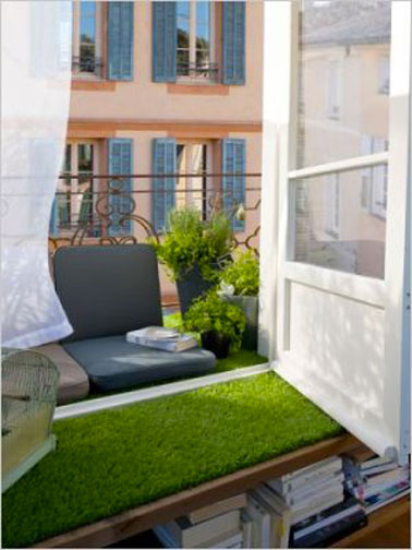Comme une invitation à sortir avec cet aménagement original effectué avec du gazon synthétique installé sous la fenêtre pour un petit balcon confortable donnant sur le salon