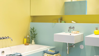 dans la salle de bain, mixez peinture claire par exemple un jaune sorbet citron avec des couleurs vert ou de bleu tendre agrandit l'impression d'espace