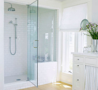 Douche italienne dans salle de bain blanche. carrelage douche et peinture blanc. Receveur douche sur socle surélevé