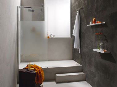 salle de bain italienne installée grace au sol relevé au niveau de la douche pour encastrer le receveur. Leroy Merlin