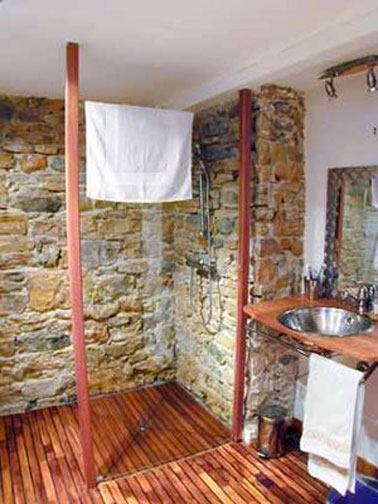 Douche italienne salle de bain maison campagne. Receveur douche en bois exotique. 