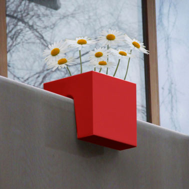 Jardinière design à accrocher sur balustrade balcon, forme carré couleur rouge