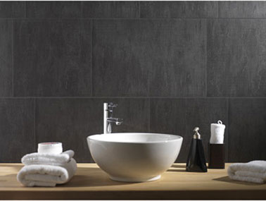 Lambris PVC plafond et murs salle de bain et douche imitation carrelage couleur béton gris anthracite