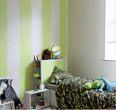 lambris mural PVC couleur vert et blanc dans chambre enfant Lambris mural PVC pour une déco chambre enfant. Effet déco avec une pose verticale et alternance de lambris Vert nais et blanc