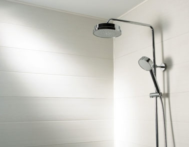 Lambris PVC dans douche. lambris imitation bois couleur blanc cérusé, pose horizontale