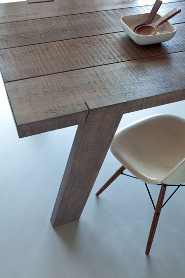 Peindre un meuble en bois, une table par exemple avec une teinte de peinture à effet blanchi, flotté ou vieilli façon vintage Libéron 
