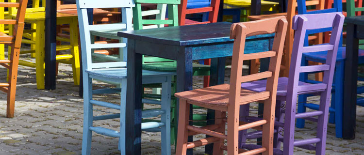 La peinture IdeStyl est multi-support. Elle convient pour peindre un meuble de la même façon elle s'applique sur du carrelage mural et sol, et sert également du peinture à tableau blanc.