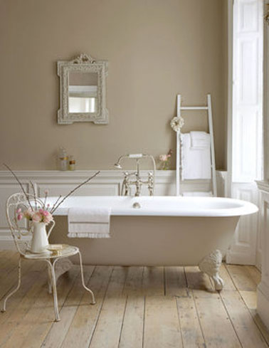Peinture salle de bain aspect mat et lessivable Little Greene Décoration salle de bain. Peinture couleur lin pour les murs et la baignoire. Photo Little Green