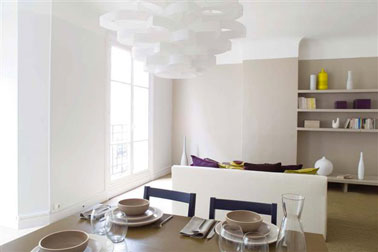 salle à manger aux couleurs naturelles pour ambiance zen couleurs salle à manger dominante de couleurs naturelles ponctuée de touches de couleurs vives, violet et jaune pour les accessoires de décoration