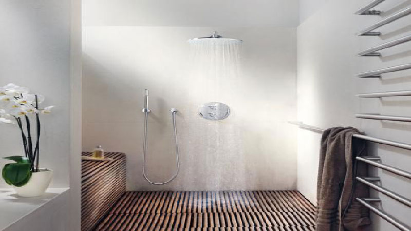 La salle de bain de type italienne a tout pour plaire avec ses possibilités d'être installée quelque soit la surface de la salle de bain. En surélevant le sol, en encastrant un receveur extra plat, en misant sur des couleurs zen, sur le béton ou le carrelage, la salle de bain italienne s’aménage dans une construction neuve mais aussi sous les combles ou dans une salle de bain existante en surélevant le sol.