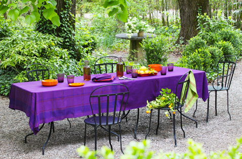 nappe jardin après teinture pour tissu couleur violet. Serviette teinture vert emeraude