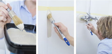 Commencer par peindre les angles et les contours de la robinetterie de la salle de bain