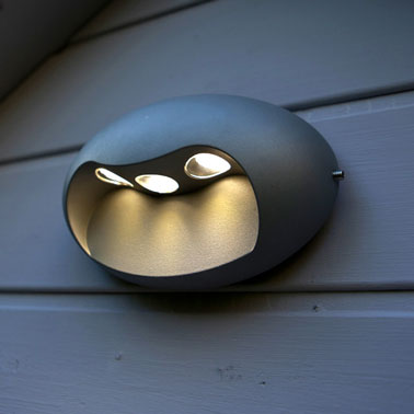 L'incontournable applique extérieure à installer sur les murs de la maison ou du garage pour un éclairage contemporain