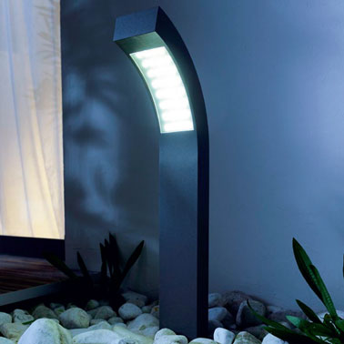 Borne luminaire extérieur à LED à planter dans les allées du jardin ou près de la porte d'entrée de la maison
