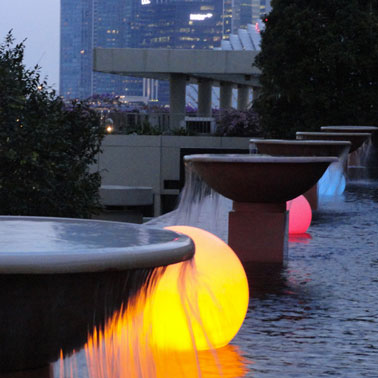 luminaire extérieur forme boule éclairage par LED avec variateur de couleurs par télécommande. Peut se mettre dans une piscine