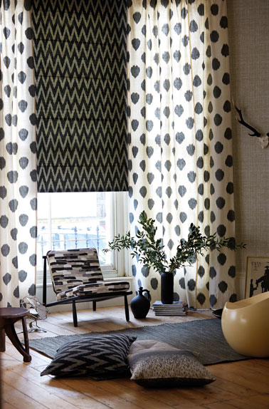Booster la déco du salon avec des stores, rideaux et coussins à motifs graphiques et de couleurs tendance