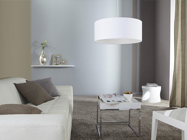 couleurs peinture gris et taupe pour un salon cosy et design. Aux murs des bandes de peinture couleur gris pastel, taupe et brun pour faire écho aux couleurs du canapé cuir et au tapis de laine. Les touches de blanc pur apportées par la suspension, la table basse et les éléments de décoration complètent la douceurs des tons choisis pour la décoration de ce salon 