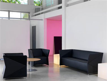 Déco salon rose. Peinture couleur rose flashy associée à peinture gris anthracite et blanc grisé. Canapé et fauteuil design cuir noir, carrelage sol gris perle 