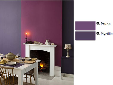 salle à manger couleur peinture prune et myrtille en contaste avec cheminée, boiseries et table bois de couleur blanche