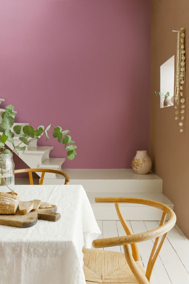 Couleurs salle à manger pour une ambiance raffinée et féminine. Couleur mur rose Boudoir et Macaron café de Dulux Valentine