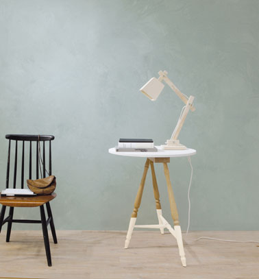 Pour une decoration du salon style scandinave, un enduit minéral mat couleur bleu fjord avec chaise et table vintage