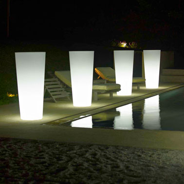 Un luminaire extérieur design pour piscine, de grands pots façon jarre avec lumineux éclairage blanc 
