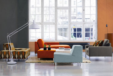 Enduit minéral pour murs salon couleur gris béton et argile assorti aux couleurs du canapé et des fauteuils