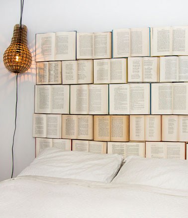Une tête de lit pour les amoureux des mots ou des accumulations d'objets. Pour fabriquer cette tête de lit oh combien originale il suffit de faire découper une plaque de contreplaqué de la hauteur du lit augmentée de 1 mètre. Tracez une ligne au crayon pour marquer la hauteur du lit. positionnez les livres ouverts sur la partie du haut de manière à couvrir la partie haute puis fixer les livres en les clouant sur le contreplaqué