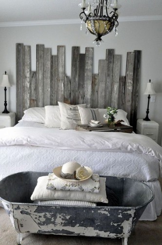 Une tête de lit fabriquée avec des planches de bois de récup aspect bois flotté c'est super dans une chambre grise et blanche. Pour le côté sympa, il est préférable de varier les longueurs de planches.